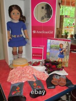 American Girl 18 Saige 2013 Girl Of The Year Retired + Access. & 2 Outfit New