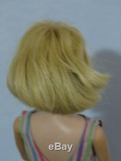 Vintage 1070 Barbie American girl. Blonde. Bendable leg doll. Mattel. 1960s